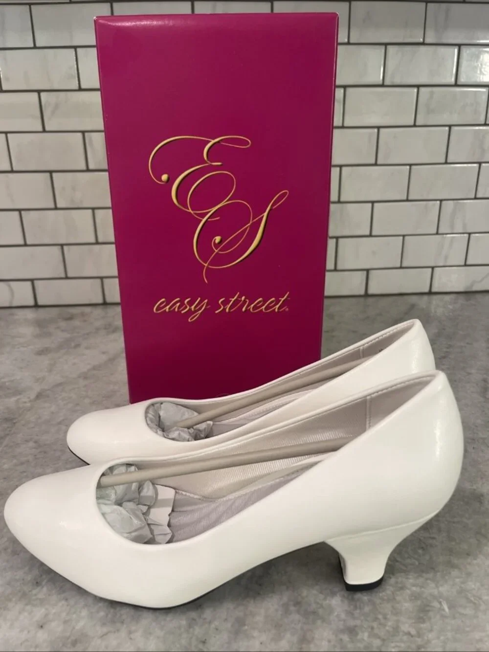 Easy Street White Pumps Womens Size 9 New with Box Fabulous Kitten Heel - Picture 1 of 7